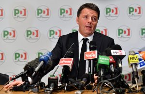 Matteo Renzi in conferenza stampa (Ansa)